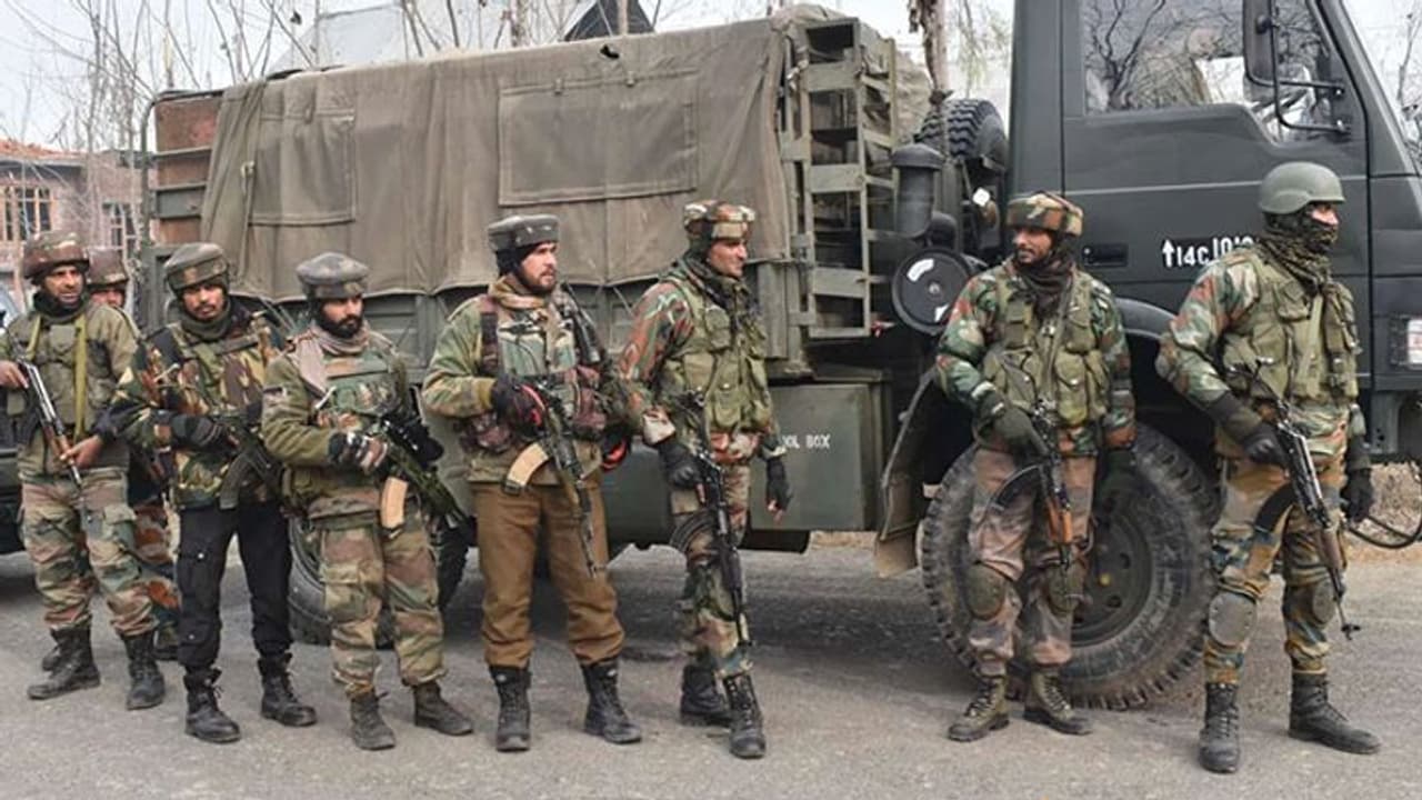 പുല്‍വാമയില്‍ ഏറ്റുമുട്ടല്‍; രണ്ട് തീവ്രവാദികളും സഹായിയുമടക്കം മൂന്നുപേരെ സൈന്യം വധിച്ചു