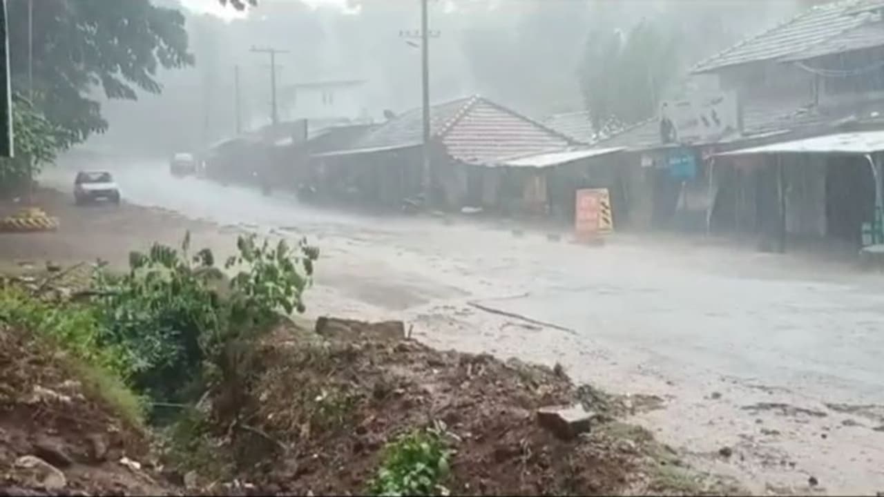 ಭಾರೀ ಮಳೆ: ಮಡಿಕೇರಿಯಲ್ಲಿ 5 ಕುಟುಂಬಗಳ ಸ್ಥಳಾಂತರ