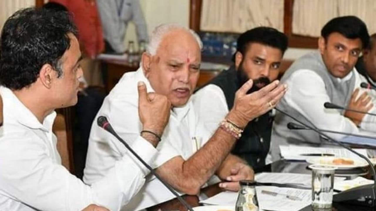 அடக் கொடுமையே.. வார இறுதி நாட்களில் ஊரடங்கு...? சுகாதாரத்துறை அமைச்சர் எச்சரிக்கை. அடக் கொடுமையே.. வார இறுதி நாட்களில் ஊரடங்கு...? சுகாதாரத்துறை அமைச்சர் எச்சரிக்கை.