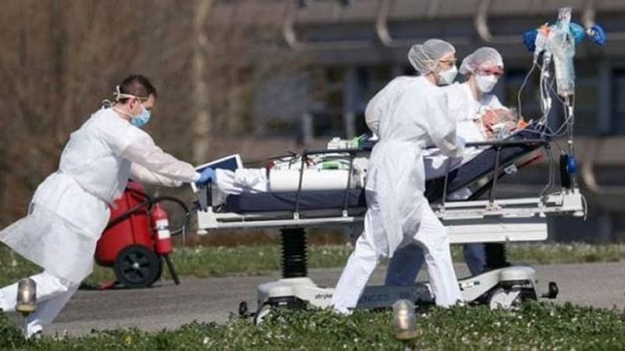 హాస్పిటల్ గేటుకి తాళం.. కరోనా రోగుల అగచాట్లు