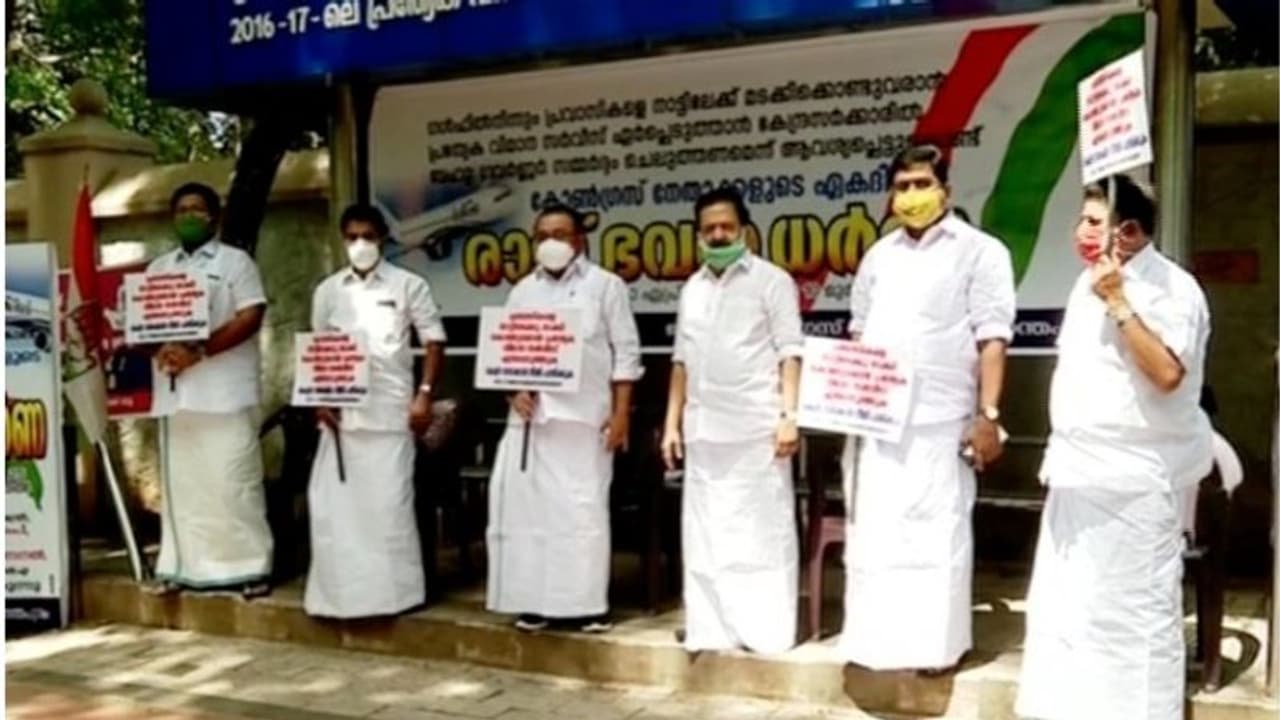 രാജ്ഭവന് മുന്നിൽ കോൺഗ്രസ് ധർണ്ണ: അറിയിച്ചില്ലെന്ന് പരാതിയുമായി നേതാക്കൾ, വിട്ടുനിൽക്കുന്നു