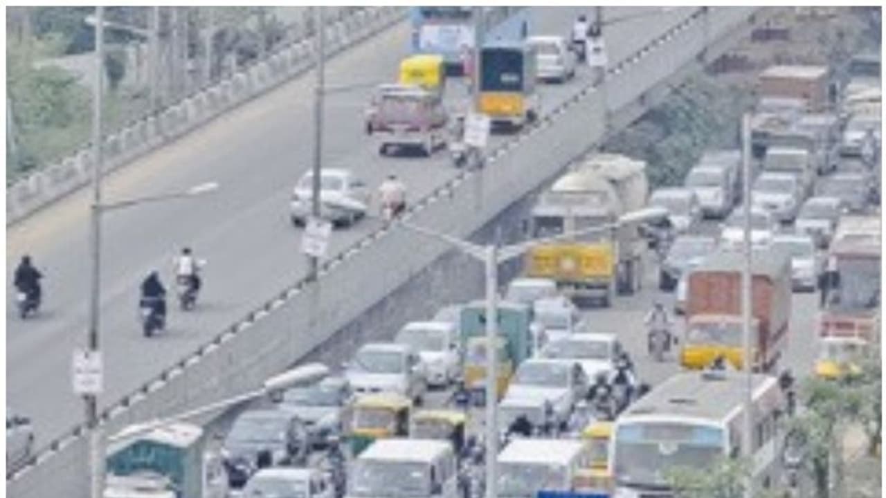 ഇളവുകളില് ആശക്കുഴപ്പം, വാഹനങ്ങള് നിരത്തിലിറക്കി ആളുകള്; ലോക്ക്ഡൗണിലും ബെംഗളുരുവില് ട്രാഫിക് ബ്ലോക്ക് ഇളവുകളില് ആശക്കുഴപ്പം, വാഹനങ്ങള് നിരത്തിലിറക്കി ആളുകള്; ലോക്ക്ഡൗണിലും ബെംഗളുരുവില് ട്രാഫിക് ബ്ലോക്ക്