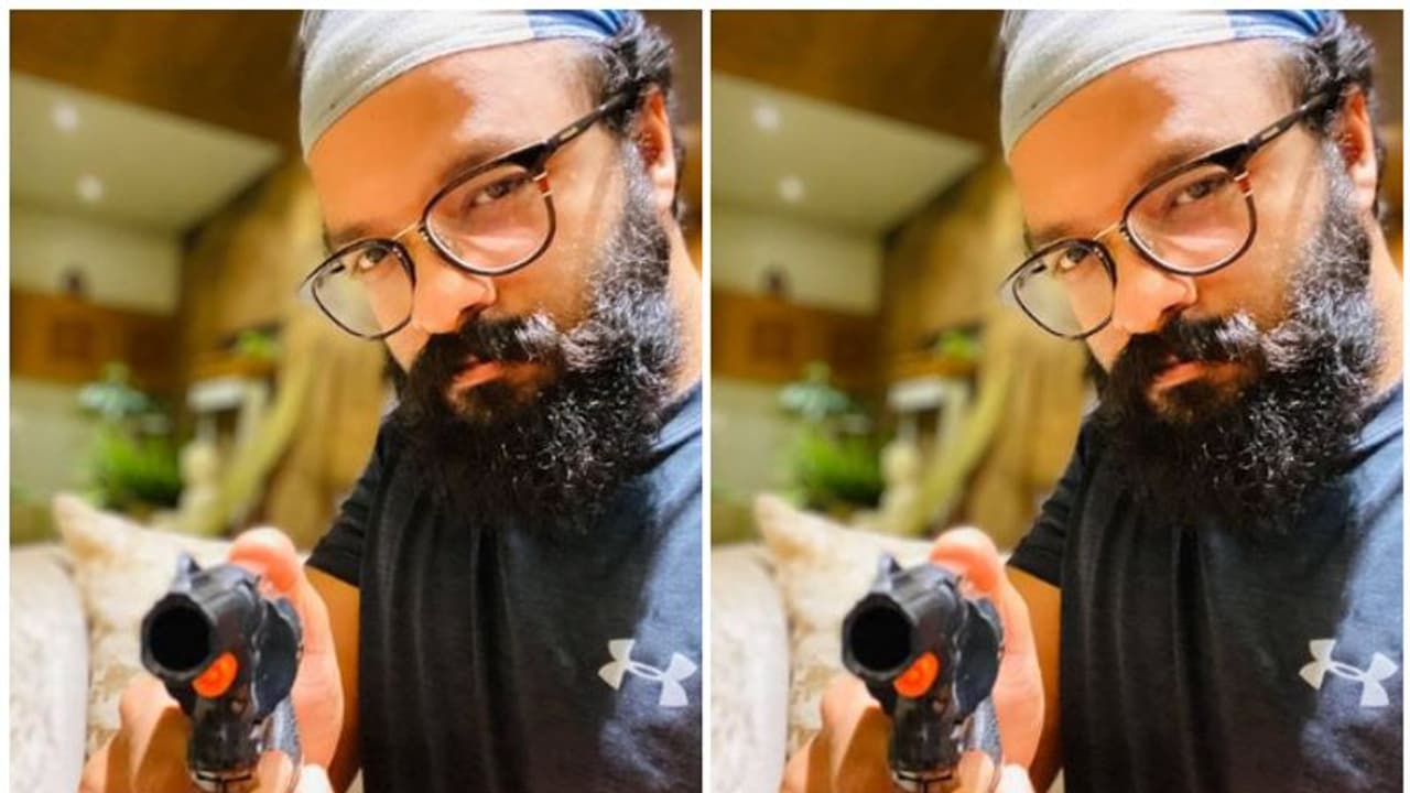 മര്യാദയ്‍ക്ക് ഗോ കൊറോണ ഗോ കൊറോണ!; തോക്ക് എടുത്ത് ജയസൂര്യ