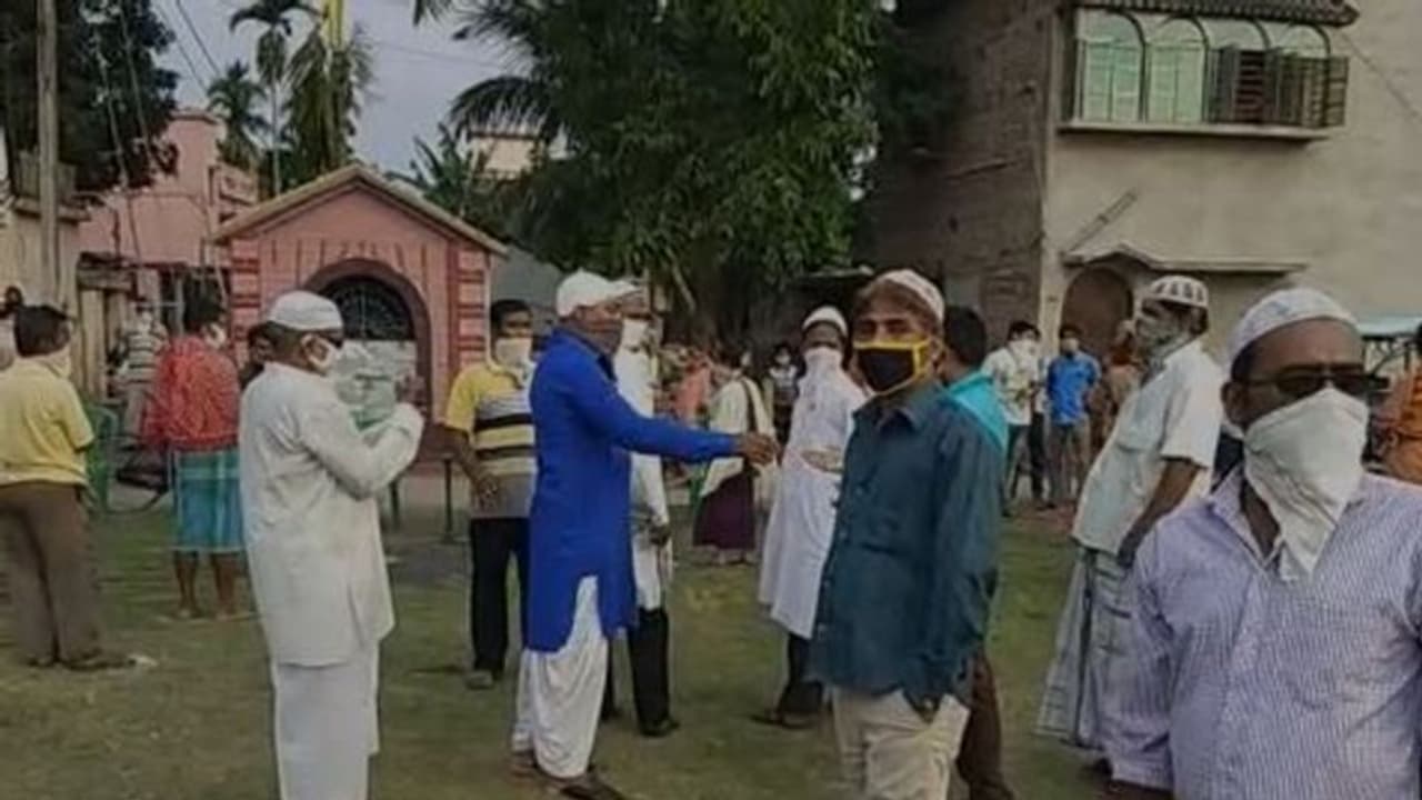 মসজিদ থেকে ত্রাণ গেল মন্দিরে, লকডাউনে সম্প্রীতির নজির এ রাজ্যে মসজিদ থেকে ত্রাণ গেল মন্দিরে, লকডাউনে সম্প্রীতির নজির এ রাজ্যে