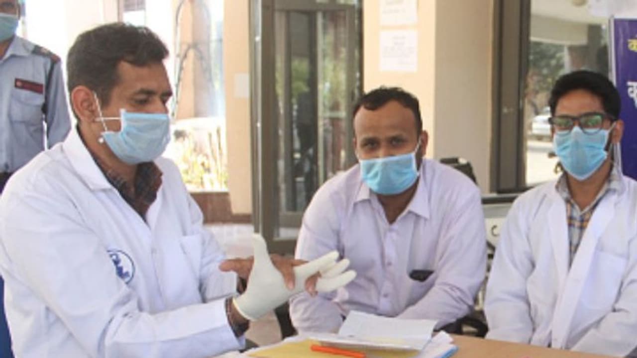 'কাজে না আসলেই চাকরি থেকে বরখাস্ত', করোনা সঙ্কটে পুর চিকিৎসক স্বাস্থ্য আধিকারিকদের কড়া বার্তা