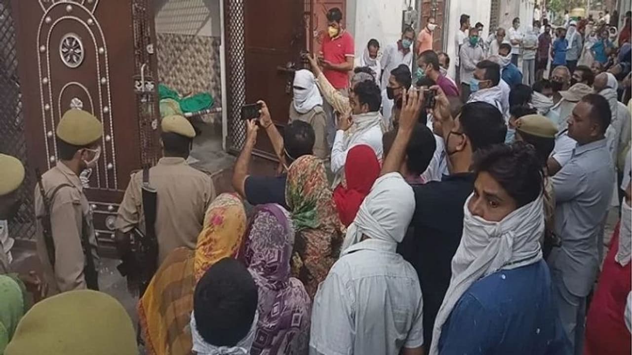 दूध देने आया था शख्स, एक के बाद एक पड़ीं थीं घर में 5 लाशें, साली भी आई थी घर दूध देने आया था शख्स, एक के बाद एक पड़ीं थीं घर में 5 लाशें, साली भी आई थी घर