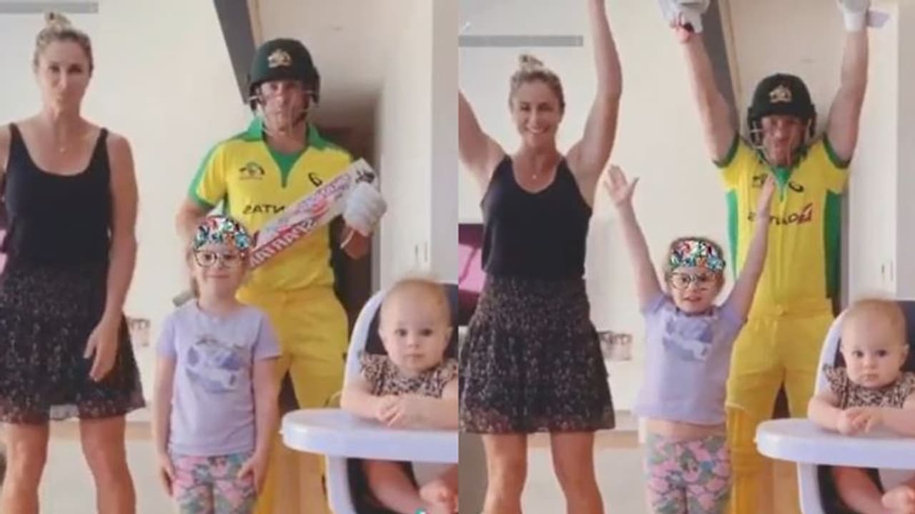 জার্সি,প্যাড, গ্লাভস পরে ব্যাট হাতে রেডি ওয়ার্নার, কী করলেন পরিবারের সঙ্গে, দেখুন ভিডিও