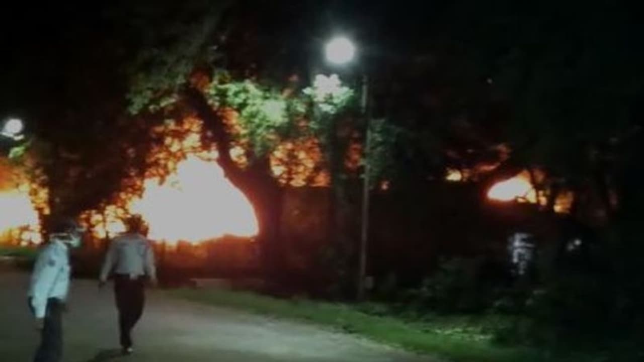 খড়গপুরে বিধ্বংসী অগ্নিকাণ্ড, পুড়ে ছাই ২০ টি দোকান খড়গপুরে বিধ্বংসী অগ্নিকাণ্ড, পুড়ে ছাই ২০ টি দোকান