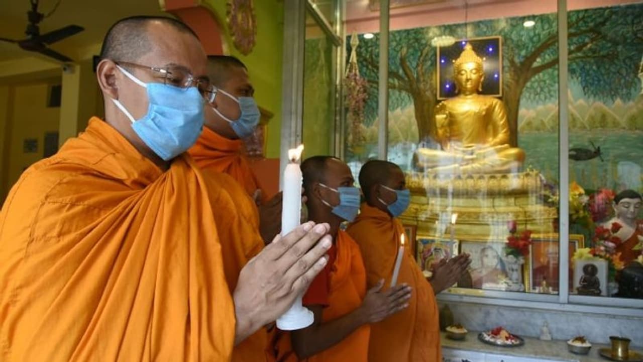 'পবিত্র বুদ্ধ পূর্ণিমার আগেই লকডাউন উঠুক', করোনা মুক্তির প্রার্থনায় টালিগঞ্জ মঠে বৌদ্ধ ভিক্ষুরা 'পবিত্র বুদ্ধ পূর্ণিমার আগেই লকডাউন উঠুক', করোনা মুক্তির প্রার্থনায় টালিগঞ্জ মঠে বৌদ্ধ ভিক্ষুরা