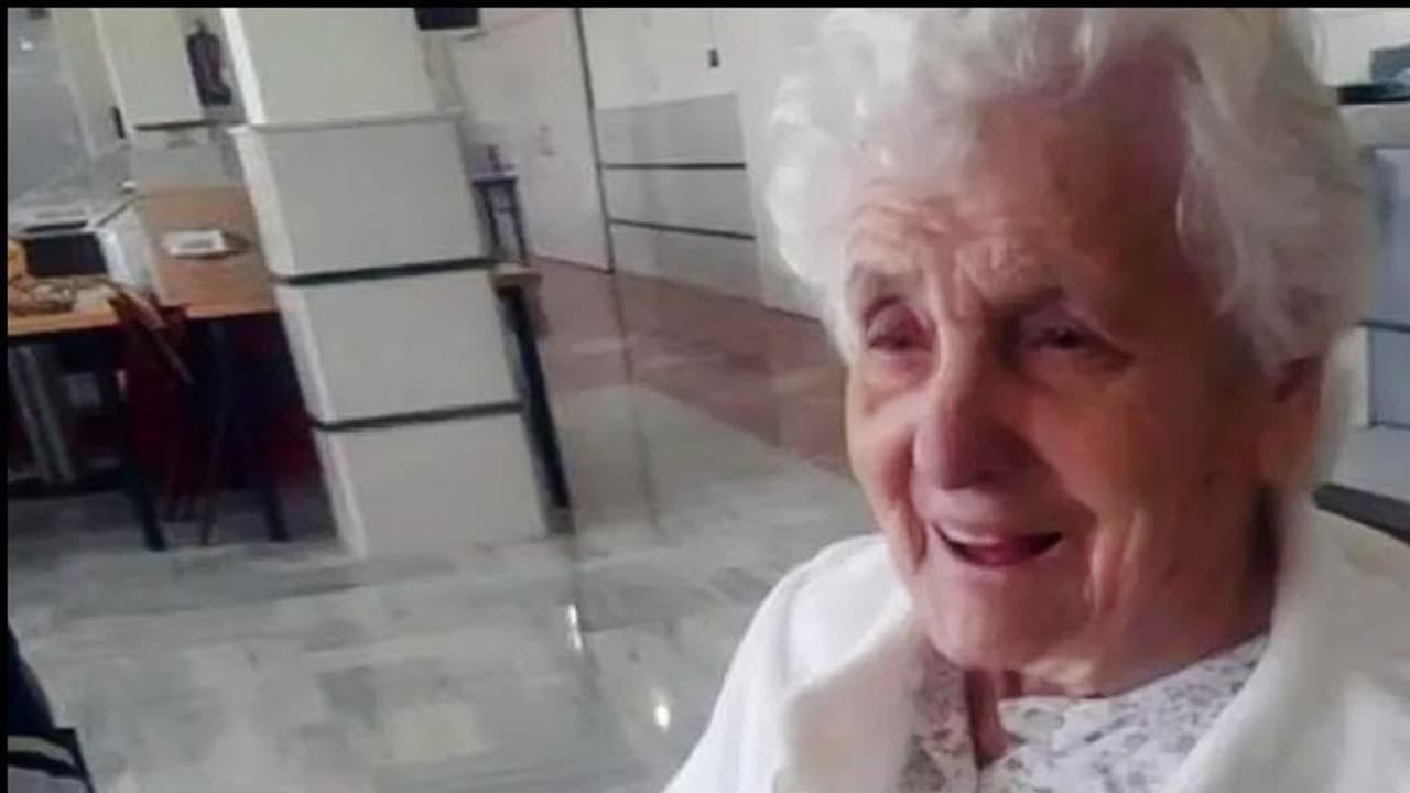 സ്പാനിഷ് ഫ്ലൂവിനെ അതിജീവിച്ചു, ഇപ്പോള് 106ാംവയസ്സില് കൊവിഡിനെയും; താരമായി അന മുത്തശ്ശി സ്പാനിഷ് ഫ്ലൂവിനെ അതിജീവിച്ചു, ഇപ്പോള് 106ാംവയസ്സില് കൊവിഡിനെയും; താരമായി അന മുത്തശ്ശി