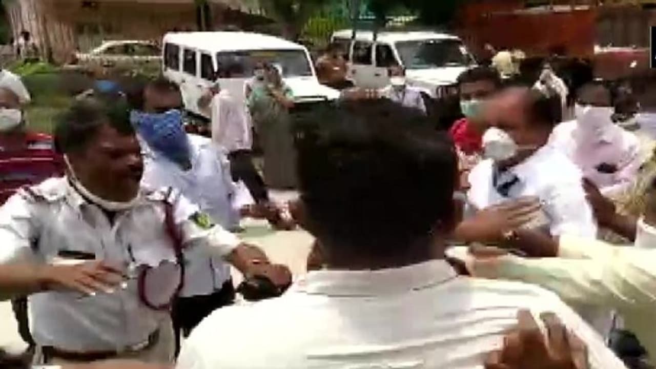 ಕೊರೋನಾ ಪರೀಕ್ಷೆಗೆ ಅಡ್ಡಿ: ಜೆಡಿಎಸ್ MLC ಮತ್ತು ಅವರ ಚೇಲಾಗಳ ವಿರುದ್ಧ ಕೇಸ್ ಬುಕ್..! ಕೊರೋನಾ ಪರೀಕ್ಷೆಗೆ ಅಡ್ಡಿ: ಜೆಡಿಎಸ್ MLC ಮತ್ತು ಅವರ ಚೇಲಾಗಳ ವಿರುದ್ಧ ಕೇಸ್ ಬುಕ್..!