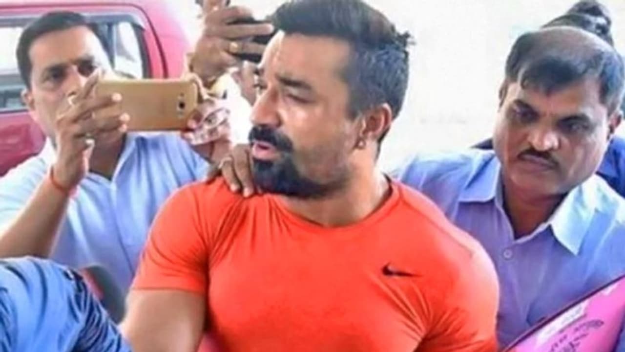 एजाज खान ने जमानत मिलने के कुछ घंटों बाद ही फिर किया ट्वीट, इस वजह से आए सुर्खियों में एजाज खान ने जमानत मिलने के कुछ घंटों बाद ही फिर किया ट्वीट, इस वजह से आए सुर्खियों में