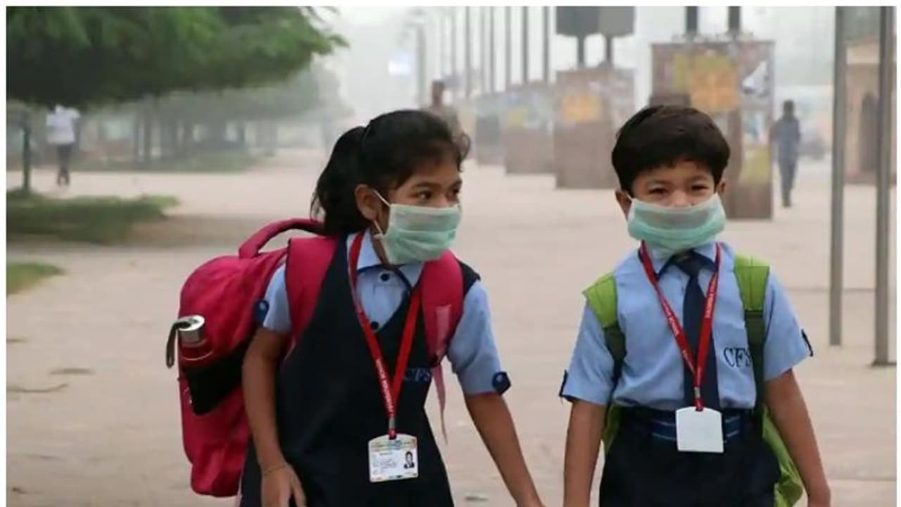 यूपी सहित इन राज्यों में सोमवार से खुलेंगे स्कूल, कोरोना गाइडलाइन्स के साथ ये रहेगा मास्टर प्लान यूपी सहित इन राज्यों में सोमवार से खुलेंगे स्कूल, कोरोना गाइडलाइन्स के साथ ये रहेगा मास्टर प्लान