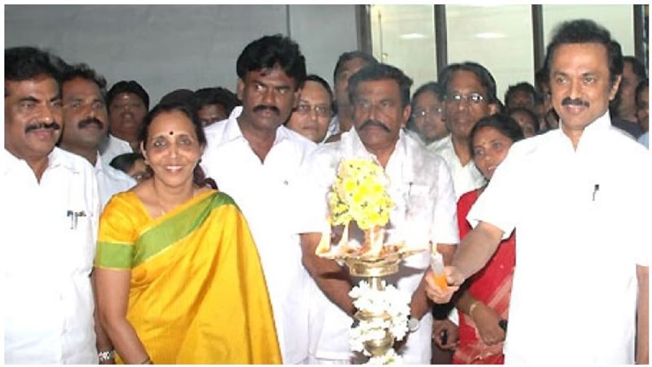 கல்லூரி கல்வி கட்டணத்தை கட்டச்சொல்லி மாணவிக்கு கொடுமை... திமுக முக்கியப்புள்ளி அடாவடி..! கல்லூரி கல்வி கட்டணத்தை கட்டச்சொல்லி மாணவிக்கு கொடுமை... திமுக முக்கியப்புள்ளி அடாவடி..!