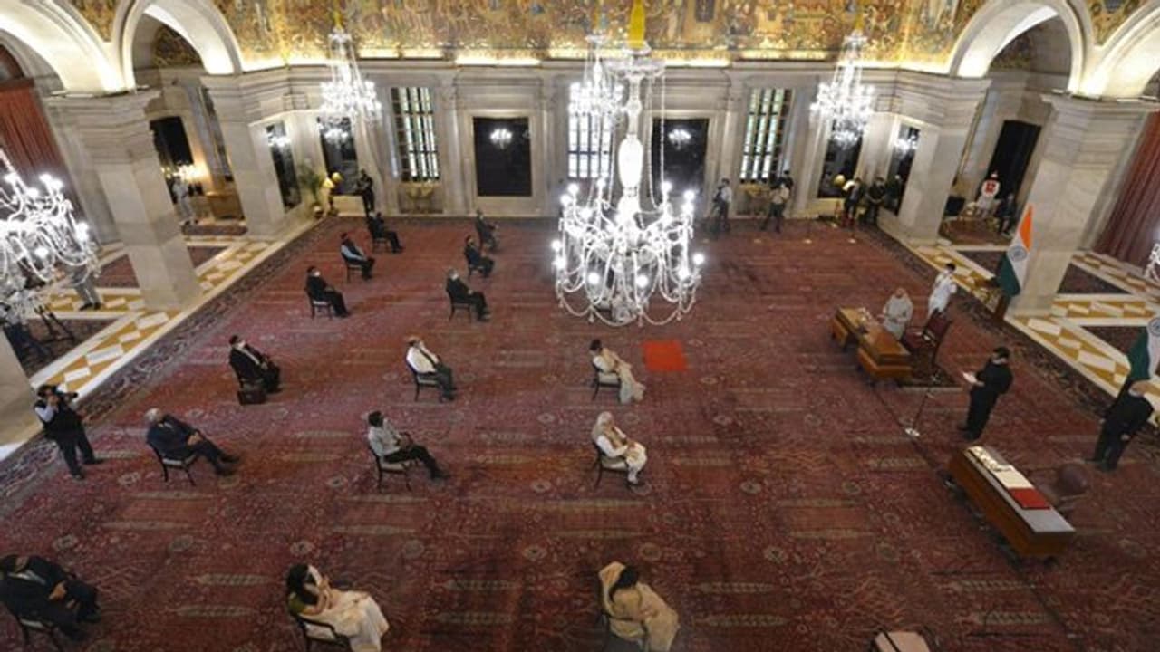 लॉकडाउन के बीच संजय कोठारी ने ली केंद्रीय सतर्कता आयुक्त पद की शपथ, Photos में दिखी सोशल डिस्टेंसिंग लॉकडाउन के बीच संजय कोठारी ने ली केंद्रीय सतर्कता आयुक्त पद की शपथ, Photos में दिखी सोशल डिस्टेंसिंग