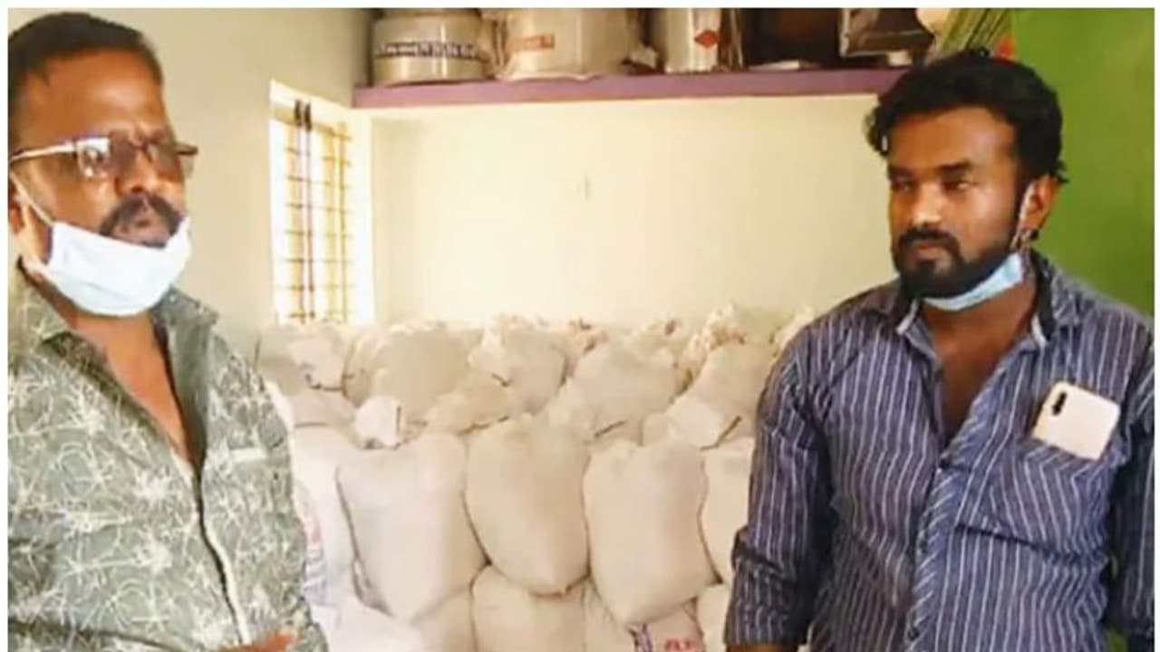 ഭൂമി വിറ്റ പണം ഉപയോഗിച്ച് ലോക്ക്ഡൌണില് കുടുങ്ങിയവര്ക്ക് ഭക്ഷണവുമായെത്തി 'പാഷ സഹോദരന്മാര്' ഭൂമി വിറ്റ പണം ഉപയോഗിച്ച് ലോക്ക്ഡൌണില് കുടുങ്ങിയവര്ക്ക് ഭക്ഷണവുമായെത്തി 'പാഷ സഹോദരന്മാര്'