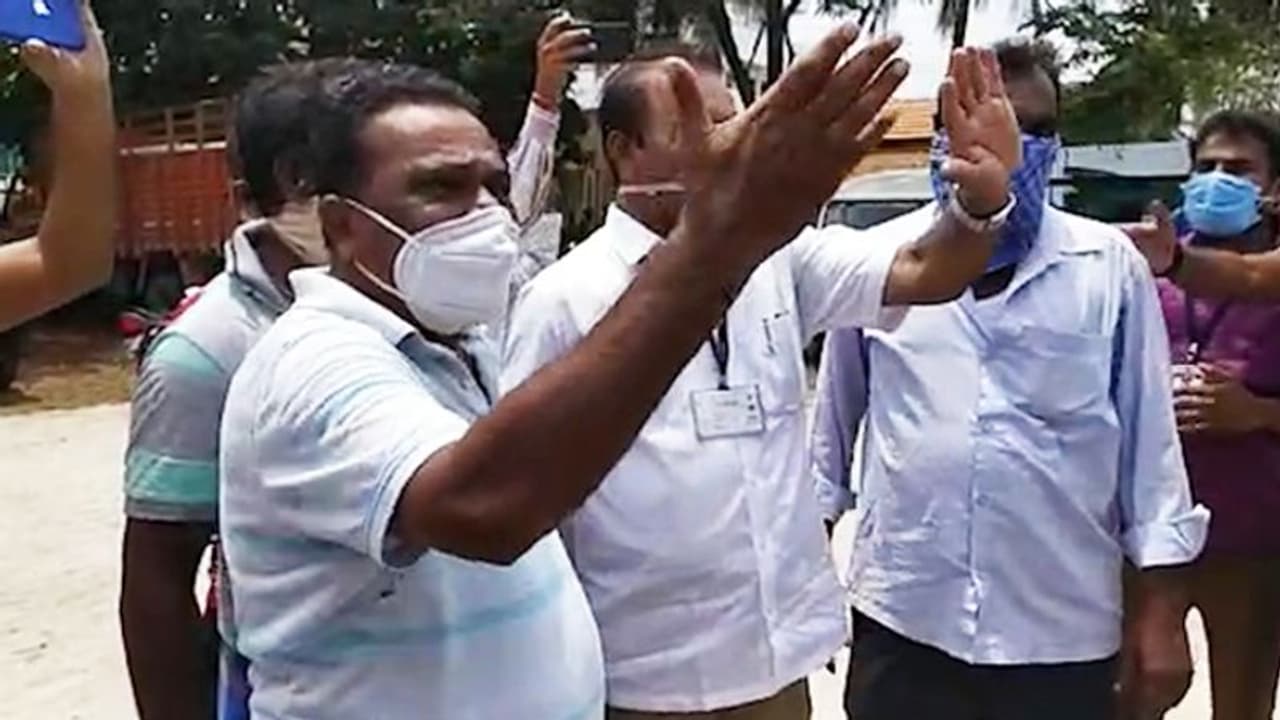 Karnataka: Mandya MLC opposes COVID 19 tests; son detained for assaulting journalist