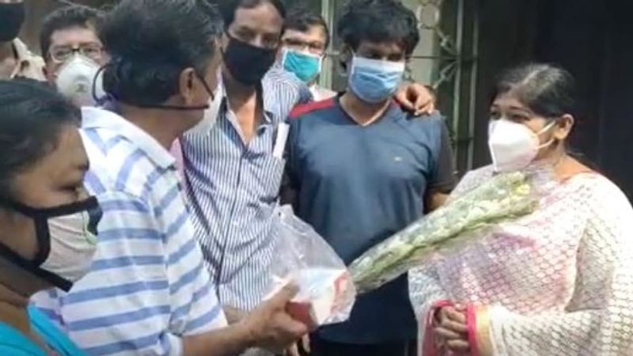 করোনা আতঙ্কে কাজে যোগ দিতে বাধা, বাড়ি গিয়ে নার্সকে সংবর্ধনা পুরপ্রধানের করোনা আতঙ্কে কাজে যোগ দিতে বাধা, বাড়ি গিয়ে নার্সকে সংবর্ধনা পুরপ্রধানের