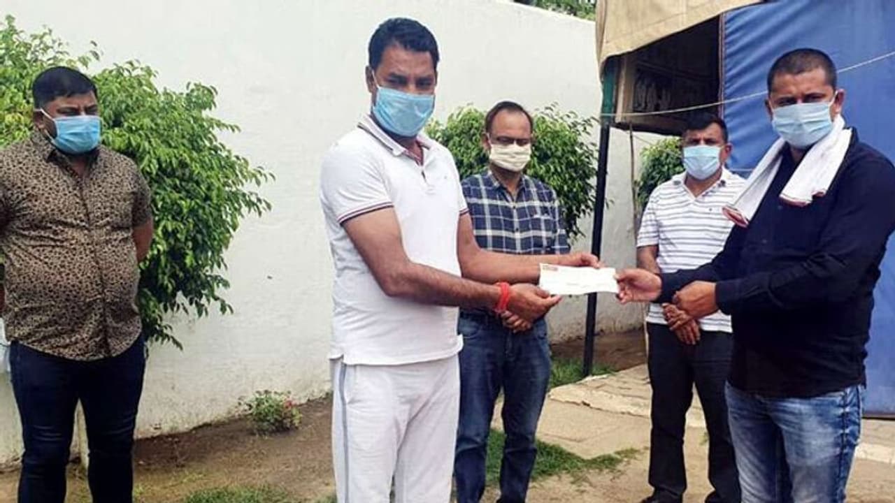 कोरोना के संकट में मसीहा बने यहां के किसान, एक अपील पर गांव के लोगों ने दान किए 1 करोड़ रुपए कोरोना के संकट में मसीहा बने यहां के किसान, एक अपील पर गांव के लोगों ने दान किए 1 करोड़ रुपए