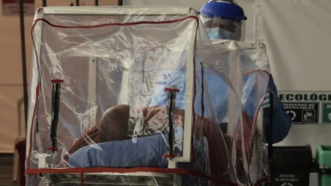 കൊവിഡ് 19 ബാധിച്ച് മരിച്ചു; സംസ്കാരം നടത്തി ഒരു മാസം കഴിഞ്ഞപ്പോള് മരിച്ചയാള് ജീവനോടെ! കൊവിഡ് 19 ബാധിച്ച് മരിച്ചു; സംസ്കാരം നടത്തി ഒരു മാസം കഴിഞ്ഞപ്പോള് മരിച്ചയാള് ജീവനോടെ!