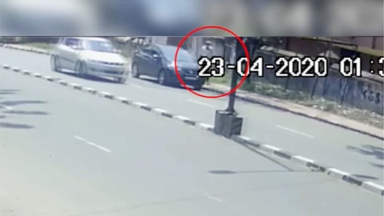 തിരുവനന്തപുരത്ത് മാസ്ക് ധരിച്ച് ഡോക്ടറുടെ കാറിൽ നിന്ന് മോഷണം; സിസിടിവി ദൃശ്യങ്ങള് കണ്ടെടുത്തു തിരുവനന്തപുരത്ത് മാസ്ക് ധരിച്ച് ഡോക്ടറുടെ കാറിൽ നിന്ന് മോഷണം; സിസിടിവി ദൃശ്യങ്ങള് കണ്ടെടുത്തു