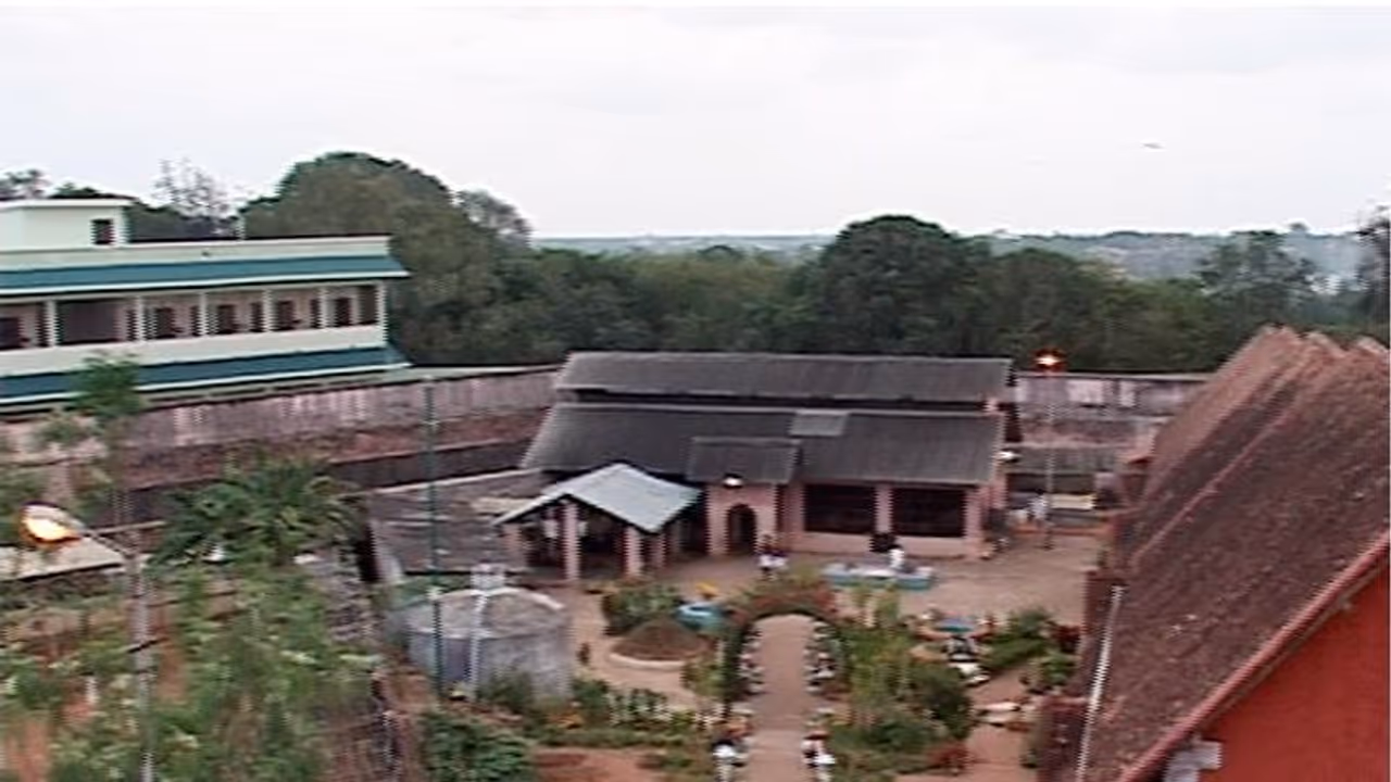 ലോക്ക്ഡൗണിന് ശേഷം ജയിൽ വകുപ്പിന് മുമ്പില് കടുത്ത പ്രതിസന്ധി; തടവുകാർ കൂട്ടത്തോടെ തിരികെയെത്തും ലോക്ക്ഡൗണിന് ശേഷം ജയിൽ വകുപ്പിന് മുമ്പില് കടുത്ത പ്രതിസന്ധി; തടവുകാർ കൂട്ടത്തോടെ തിരികെയെത്തും