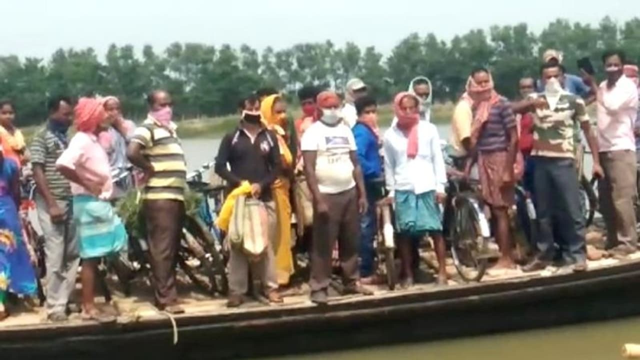 ছবি দেখলে চমকে উঠবেন আপনি, লকডাউনে গাদাগাদি করে চলছে নদী পারাপার ছবি দেখলে চমকে উঠবেন আপনি, লকডাউনে গাদাগাদি করে চলছে নদী পারাপার