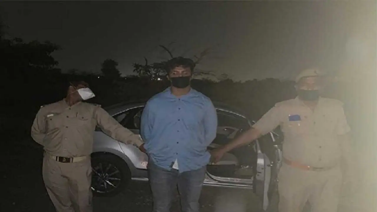 गर्लफ्रेंड को इम्प्रेस करने में अपराधी बना PCS अफसर का बेटा, गिफ्ट देने के लिए लूटी कार गर्लफ्रेंड को इम्प्रेस करने में अपराधी बना PCS अफसर का बेटा, गिफ्ट देने के लिए लूटी कार