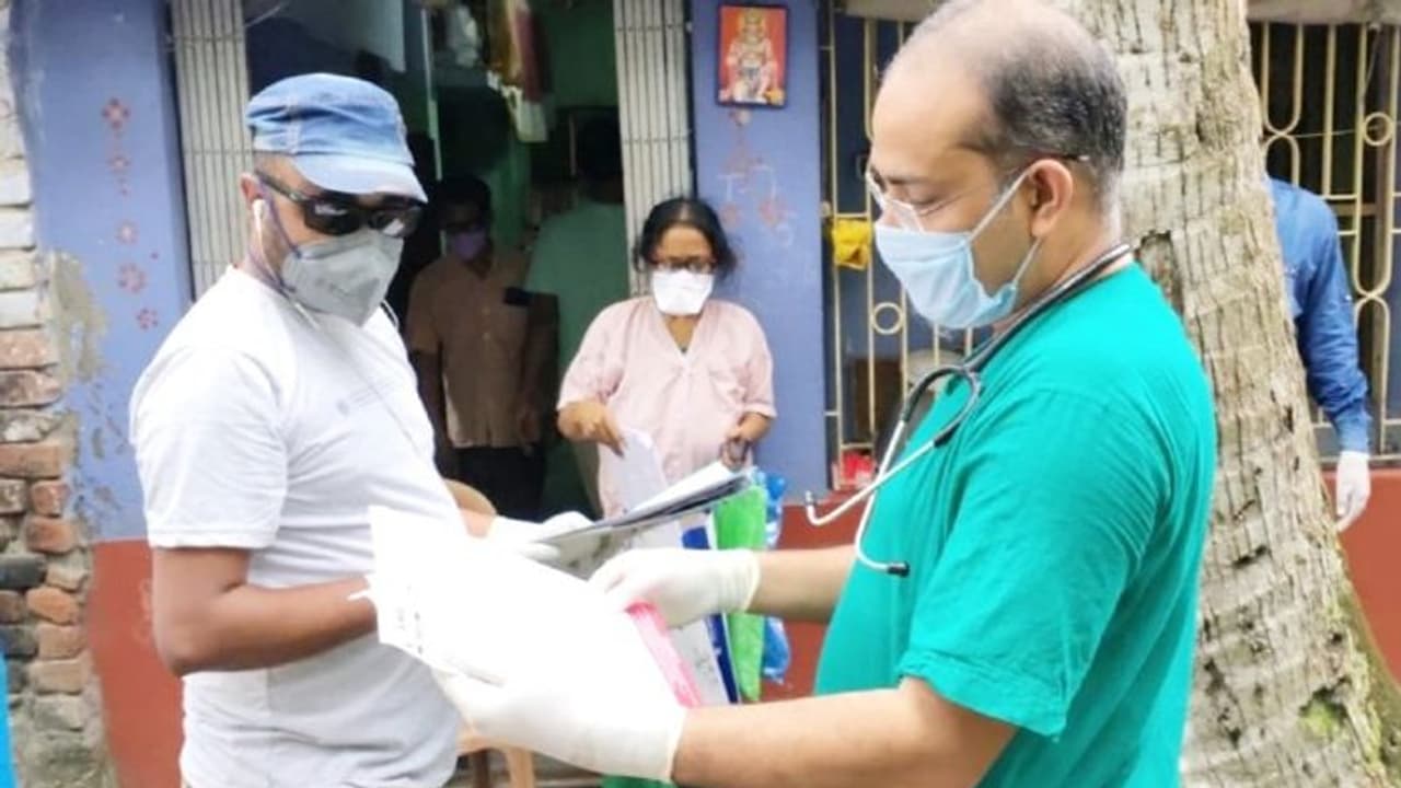 সপ্তাহ দুয়েক লড়াই, করোনাকে হারিয়ে বাড়ি ফিরলেন ক্যানসার আক্রান্ত মহিলা সপ্তাহ দুয়েক লড়াই, করোনাকে হারিয়ে বাড়ি ফিরলেন ক্যানসার আক্রান্ত মহিলা