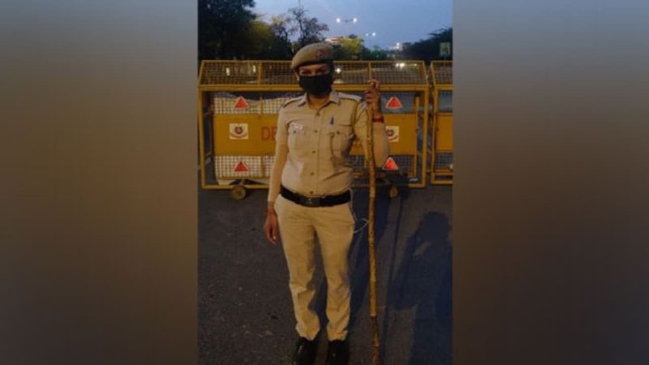 'ഇപ്പോഴല്ലാതെ പിന്നെ എപ്പോള്‍?' ഒന്നര വയസ്സുകാരനെ വീട്ടിലാക്കി മാസ്കും കാക്കിയുമണിഞ്ഞ് മൗസം !