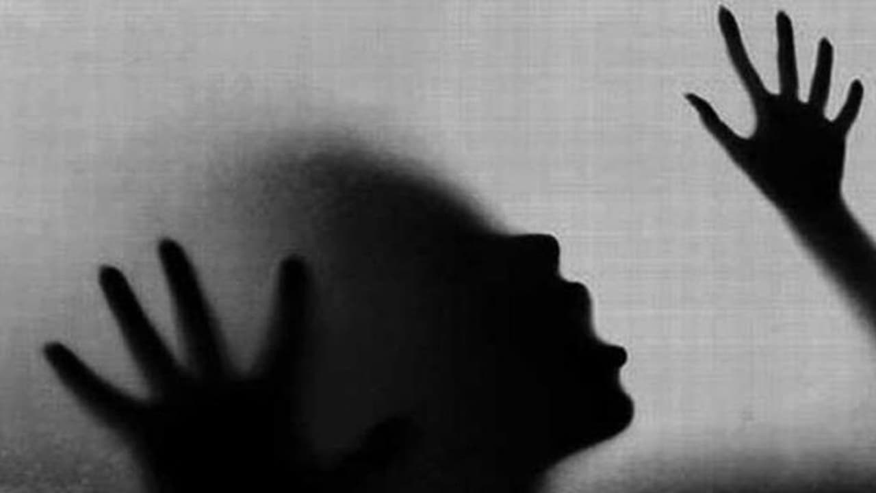 കൂട്ടബലാത്സംഗത്തിന് ഇരയായി നാലു ദിവസം ബോധമില്ലാതെ കിടന്ന ശേഷം ആദിവാസി യുവതി മരിച്ചു കൂട്ടബലാത്സംഗത്തിന് ഇരയായി നാലു ദിവസം ബോധമില്ലാതെ കിടന്ന ശേഷം ആദിവാസി യുവതി മരിച്ചു