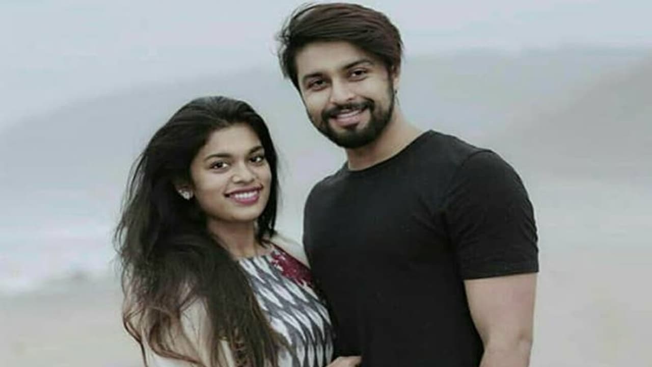 భర్తతో చిరంజీవి కుమార్తె రొమాంటిక్ ఫోజు.. క్వారంటైన్ లో ఇలా! భర్తతో చిరంజీవి కుమార్తె రొమాంటిక్ ఫోజు.. క్వారంటైన్ లో ఇలా!