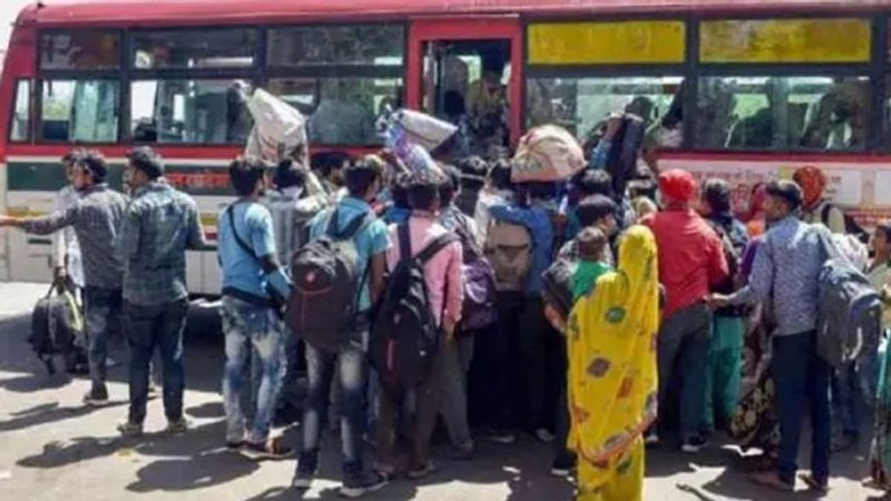 రేపటిలోపుగా వలస కూలీలకు జీతాలు చెల్లించాలి: కాంట్రాక్టర్కు కలెక్టర్ ఆదేశం రేపటిలోపుగా వలస కూలీలకు జీతాలు చెల్లించాలి: కాంట్రాక్టర్కు కలెక్టర్ ఆదేశం