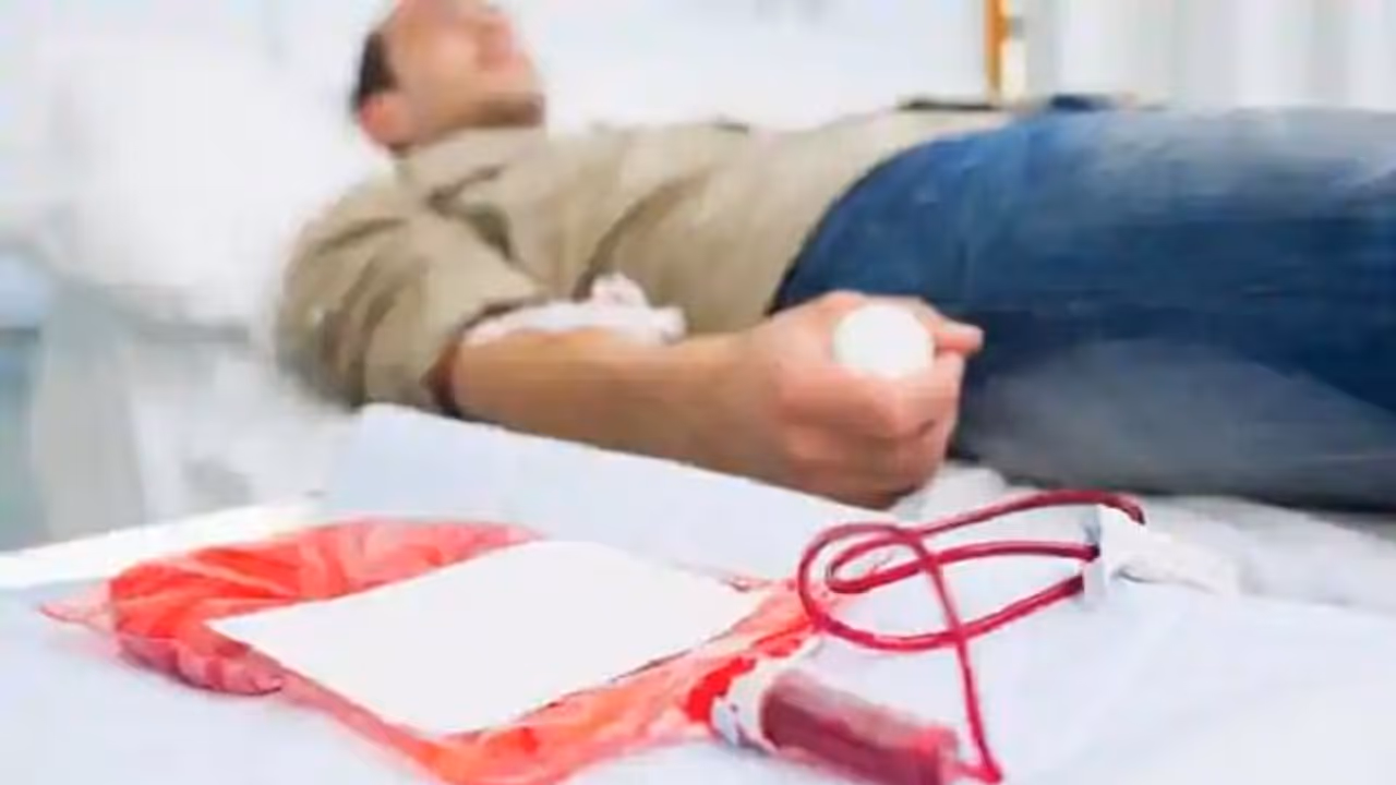 Hindu man donates blood to save Muslim kidney patient, relatives back off during lockdown Hindu man donates blood to save Muslim kidney patient, relatives back off during lockdown