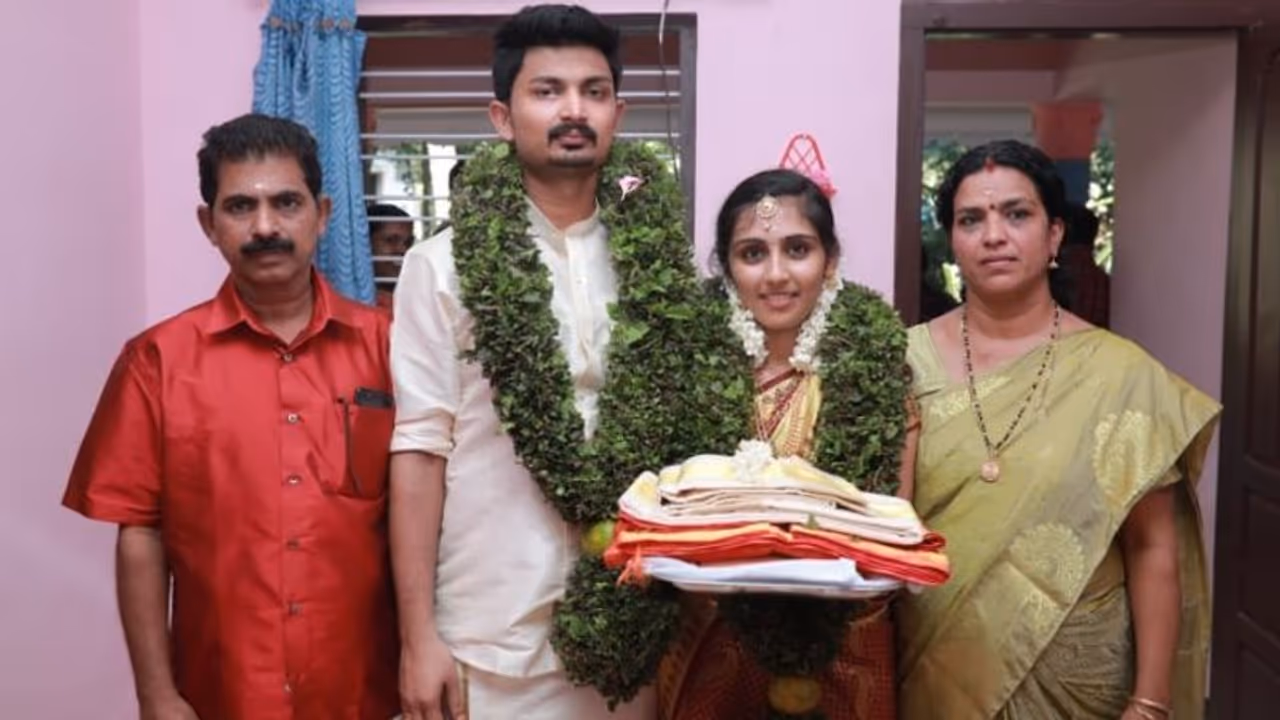 കമ്മ്യൂണിറ്റി കിച്ചണിലേയ്ക്ക് ഭക്ഷണം,ദുരിതാശ്വാസ നിധിയിലേക്ക് സംഭവന; മാതൃകയായി പ്രണവും അനുപമയും കമ്മ്യൂണിറ്റി കിച്ചണിലേയ്ക്ക് ഭക്ഷണം,ദുരിതാശ്വാസ നിധിയിലേക്ക് സംഭവന; മാതൃകയായി പ്രണവും അനുപമയും