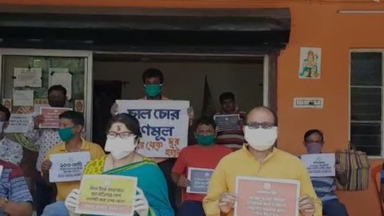 'তৃণমূলের নেতা মন্ত্রীরা চাল চোর', ত্রাণ নিয়ে বিস্ফোরক অভিযোগ বিজেপি সাংসদের 'তৃণমূলের নেতা মন্ত্রীরা চাল চোর', ত্রাণ নিয়ে বিস্ফোরক অভিযোগ বিজেপি সাংসদের