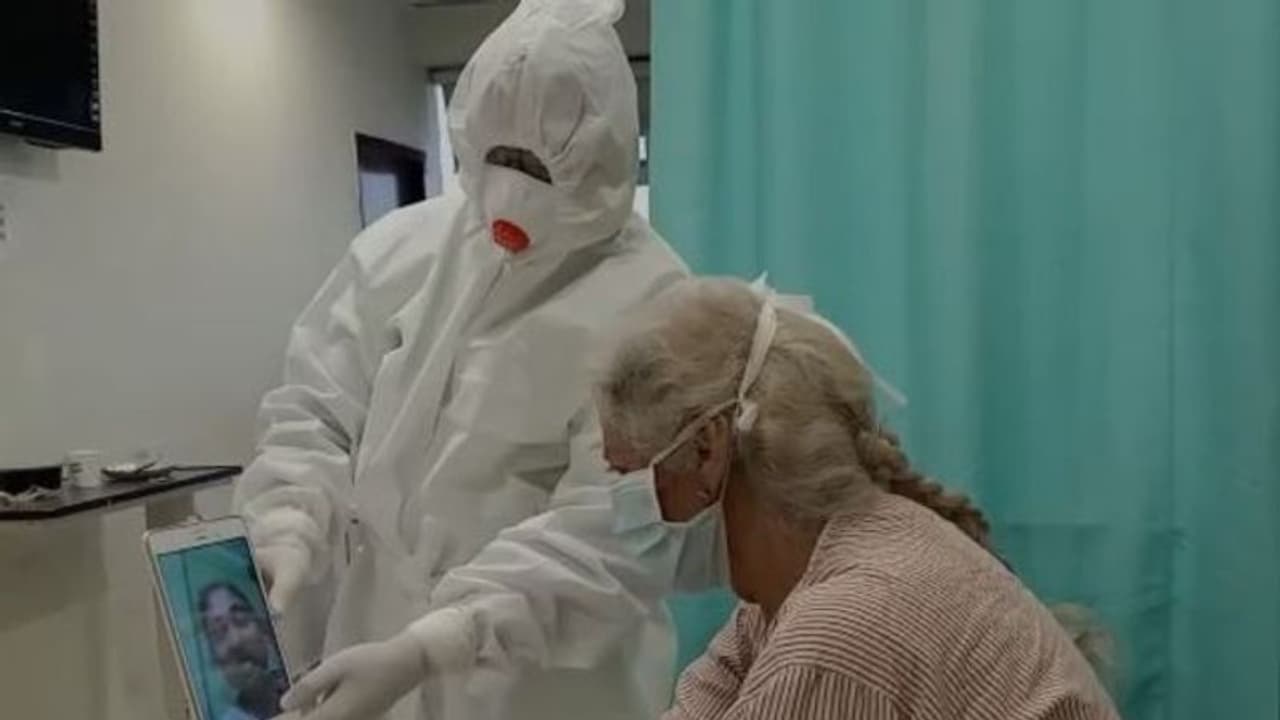 স্ক্রিন ছুঁয়েই প্রিয় জনের অনুভূতি, করোনা রুখতে শহরের হাসপাতালে চালু 'ভারচুয়াল ভিজিটিং আওয়ার্স'