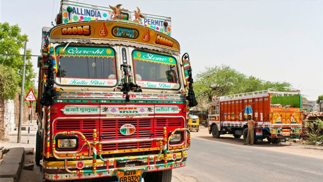അന്തർസംസ്ഥാനചരക്ക് നീക്കം തടസപ്പെടുത്തരുതെന്ന് സംസ്ഥാനങ്ങളോട് കേന്ദ്രം അന്തർസംസ്ഥാനചരക്ക് നീക്കം തടസപ്പെടുത്തരുതെന്ന് സംസ്ഥാനങ്ങളോട് കേന്ദ്രം