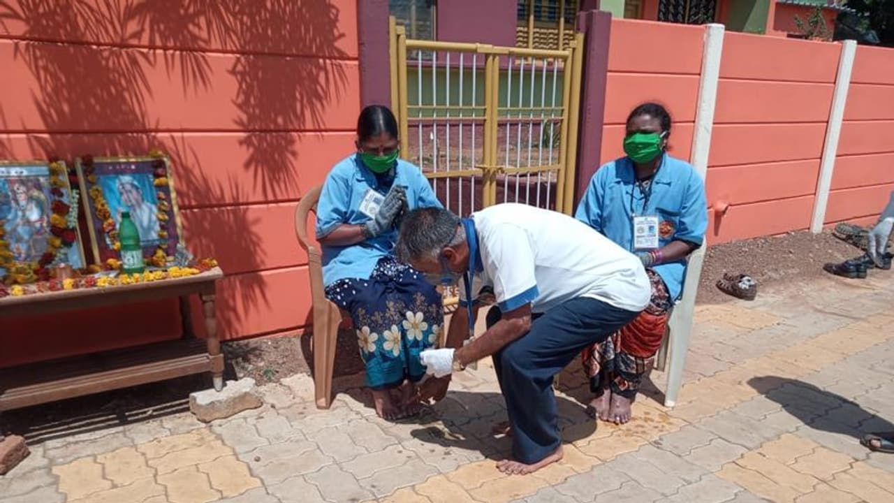 ಬಸವ ಜಯಂತಿ ವಿಶೇಷ: ಪೌರ ಕಾರ್ಮಿಕರಿಗೆ ಪಾದ ಪೂಜೆ ಬಸವ ಜಯಂತಿ ವಿಶೇಷ: ಪೌರ ಕಾರ್ಮಿಕರಿಗೆ ಪಾದ ಪೂಜೆ