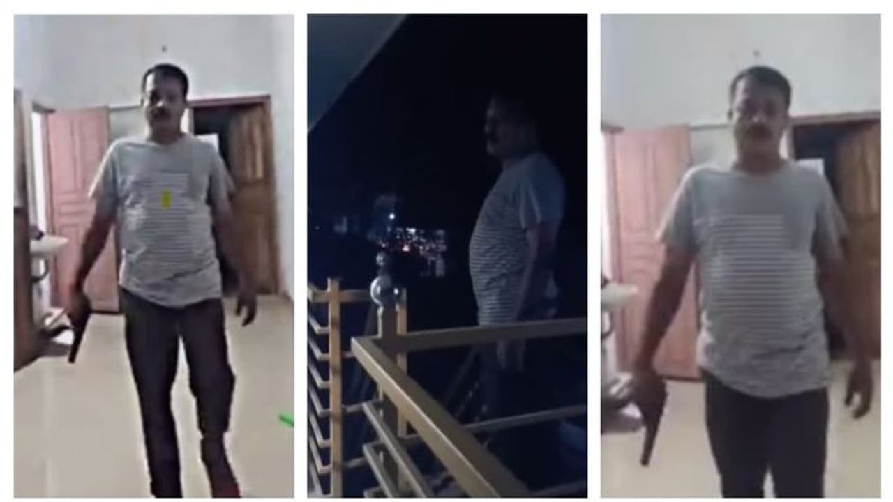 ഡിവൈഎഫ്ഐ നേതാവിന്റെ വീട്ടിൽ പുലർച്ചെ പൊലീസ് പരിശോധന; ഭാര്യക്ക് നേരെ തോക്ക് ചൂണ്ടി സിഐ, വീഡിയോ ഡിവൈഎഫ്ഐ നേതാവിന്റെ വീട്ടിൽ പുലർച്ചെ പൊലീസ് പരിശോധന; ഭാര്യക്ക് നേരെ തോക്ക് ചൂണ്ടി സിഐ, വീഡിയോ