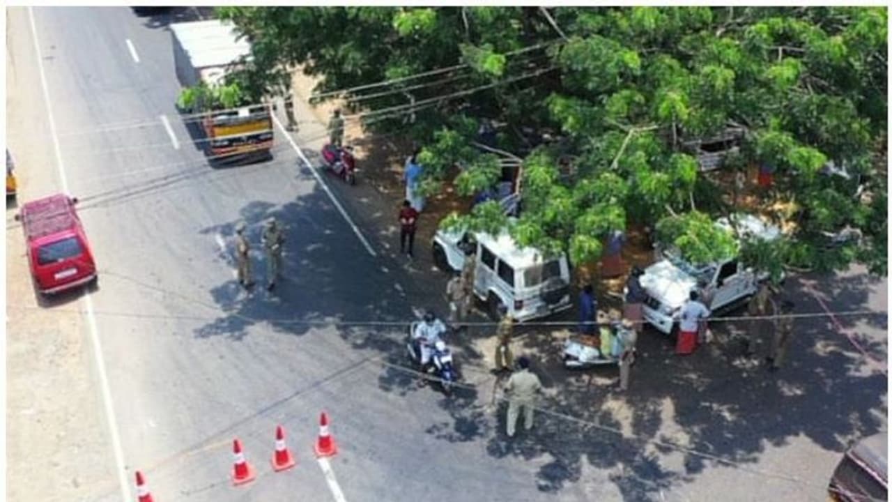 നിരോധനം ലംഘിച്ച് യാത്ര; സംസ്ഥാനത്ത് ഇന്ന് 4130 കേസുകള്, 2632 വാഹനങ്ങള് പിടിച്ചെടുത്തു നിരോധനം ലംഘിച്ച് യാത്ര; സംസ്ഥാനത്ത് ഇന്ന് 4130 കേസുകള്, 2632 വാഹനങ്ങള് പിടിച്ചെടുത്തു