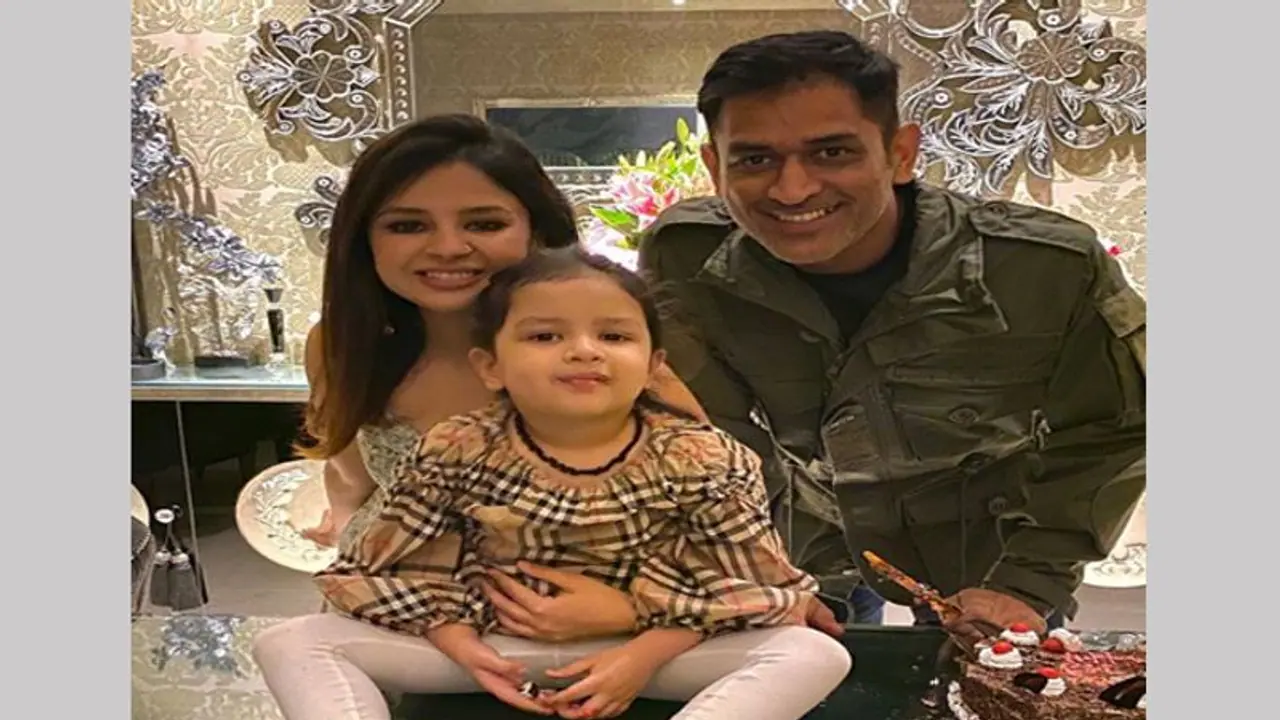 महेंद्र सिंह धोनी ने बेटी जीवा संग फिर की बाइक राइड, पत्नी साक्षी ने शूट किया वीडियो; वायरल महेंद्र सिंह धोनी ने बेटी जीवा संग फिर की बाइक राइड, पत्नी साक्षी ने शूट किया वीडियो; वायरल