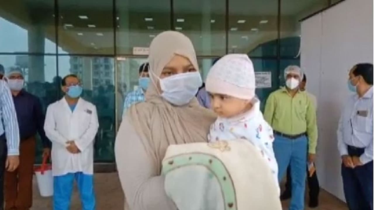 பிஞ்சுக் குழந்தையிடம் நஞ்சைத் தூவாமல் 18 நாட்கள் விலகி இருந்த கொரோனா... கொடூரத்திலும் கனிவு காட்டிய ஆச்சர்யம்!