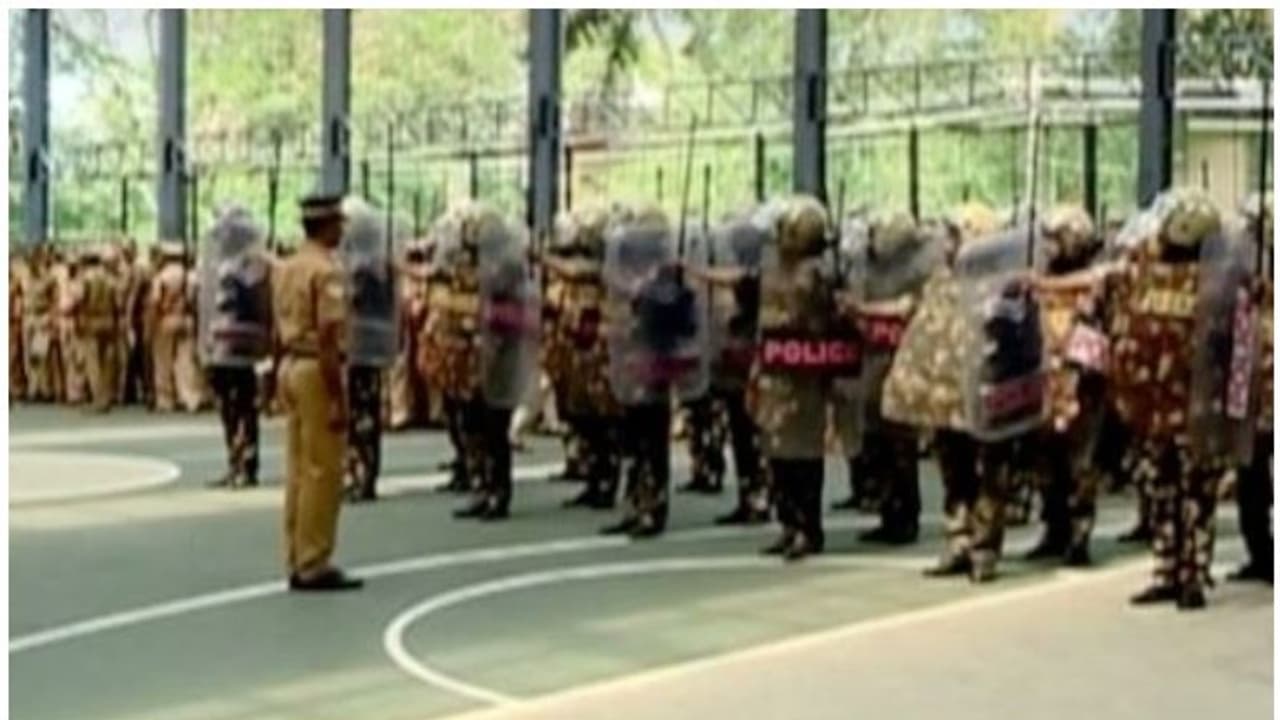 ലോക്ഡൗണ് കാലത്ത് പൊലീസ് കമന്ഡോകള്ക്ക് പരിശീലനം, മലപ്പുറത്ത് എത്താന് നിർദ്ദേശം ലോക്ഡൗണ് കാലത്ത് പൊലീസ് കമന്ഡോകള്ക്ക് പരിശീലനം, മലപ്പുറത്ത് എത്താന് നിർദ്ദേശം