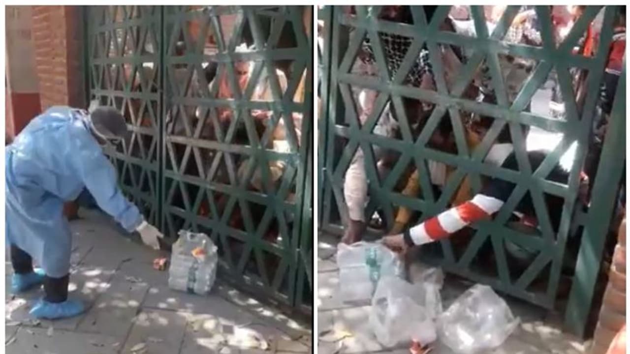 ക്വാറന്റൈനിലുള്ളവര്ക്ക് യുപിയില് ഭക്ഷണം വലിച്ചെറിഞ്ഞ് കൊടുക്കുന്നു; രാജ്യത്തിന് അപമാനമാകുന്ന വീഡിയോ ക്വാറന്റൈനിലുള്ളവര്ക്ക് യുപിയില് ഭക്ഷണം വലിച്ചെറിഞ്ഞ് കൊടുക്കുന്നു; രാജ്യത്തിന് അപമാനമാകുന്ന വീഡിയോ