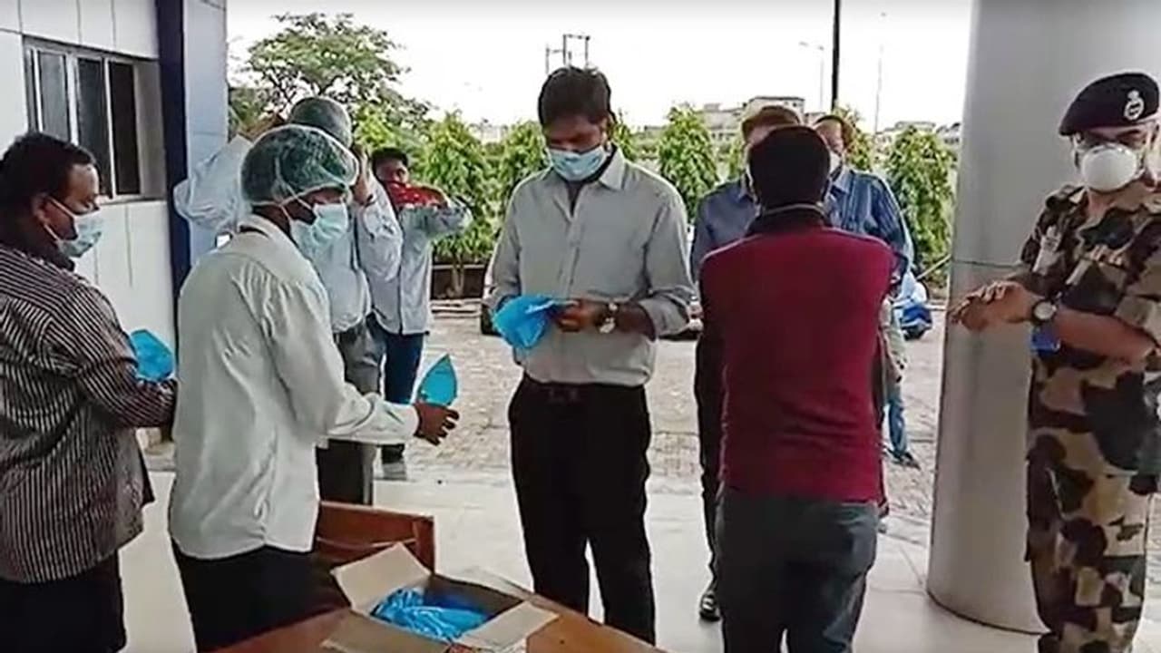 করোনা পজিটিভ তিন করোনা শ্রমিকের খোঁজ মিললো মহিষাদলে, স্থানীয়রা চিন্তিত