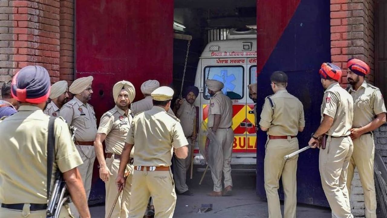 সংক্রমণ ঠেকাতে ১৭ মে পর্যন্ত কারফিউ জারি পঞ্জাবে, দেশে হাজারের গণ্ডি পেরোল মৃতের সংখ্যা সংক্রমণ ঠেকাতে ১৭ মে পর্যন্ত কারফিউ জারি পঞ্জাবে, দেশে হাজারের গণ্ডি পেরোল মৃতের সংখ্যা