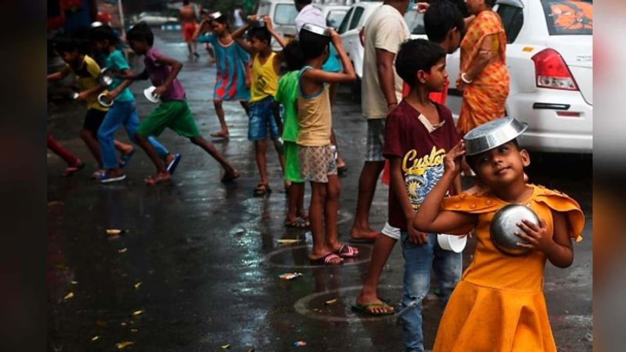 বাটিকেই ছাতা বানিয়ে শহরের ক্ষুদেরা, বৃষ্টিতে একাকার গোটা কলকাতা বাটিকেই ছাতা বানিয়ে শহরের ক্ষুদেরা, বৃষ্টিতে একাকার গোটা কলকাতা