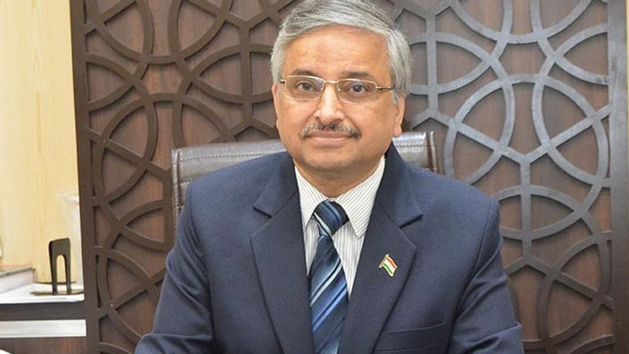 ఆచితూచి వ్యవహరించాలి... ఎన్నో పరిశీలించాలి: రష్యా వ్యాక్సిన్పై ఎయిమ్స్ డైరెక్టర్ వ్యాఖ్యలు ఆచితూచి వ్యవహరించాలి... ఎన్నో పరిశీలించాలి: రష్యా వ్యాక్సిన్పై ఎయిమ్స్ డైరెక్టర్ వ్యాఖ్యలు