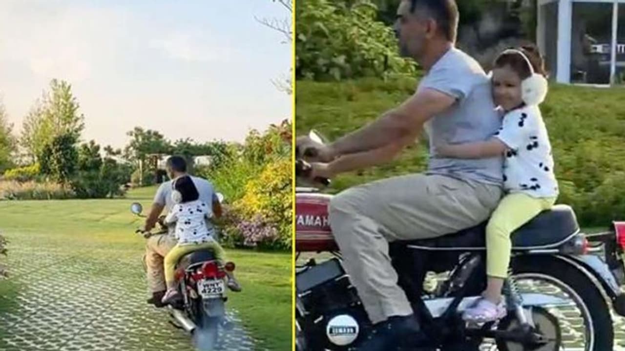 లాక్డౌన్తో ఎంజాయ్ చేస్తున్న ధోనీ: బైక్పై కూతురితో మిస్టర్ కూల్ చక్కర్లు లాక్డౌన్తో ఎంజాయ్ చేస్తున్న ధోనీ: బైక్పై కూతురితో మిస్టర్ కూల్ చక్కర్లు